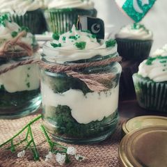 A picture of 💚GREEN VELVET CUPCAKES/JARS💚.