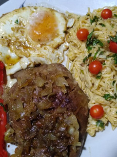 Una foto de Churrasco con Guarnición de Tallarines, Albahaca, etc