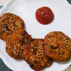 A picture of Bajra methi vada.