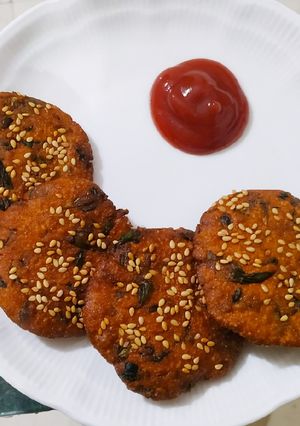 A picture of Bajra methi vada.