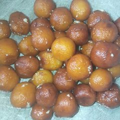 A picture of Gulab jamun.