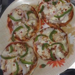 A picture of Mini chicken tikka pizza.