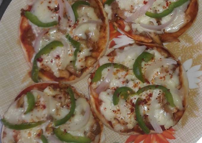 Simple Way to Prepare Super Quick Homemade Mini chicken tikka pizza