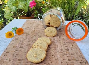 Una foto de Galletitas garbanzo, coco y avellanas