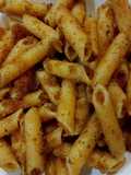 Penne rigate con acciughe peperoncino e pane tostato aromatizzato alla romana