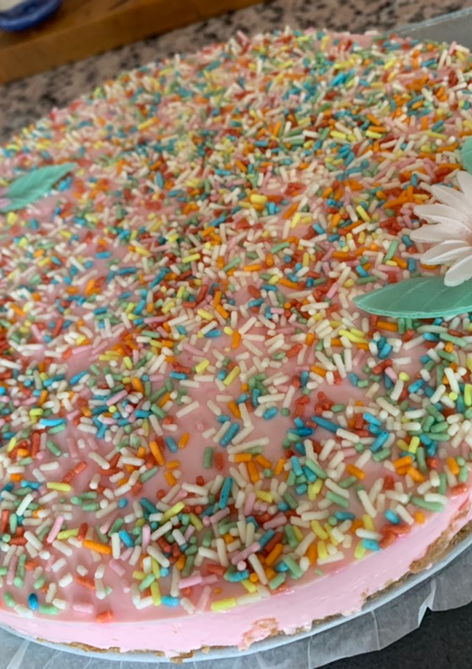 Una foto de Tarta de petit suisse de fresa