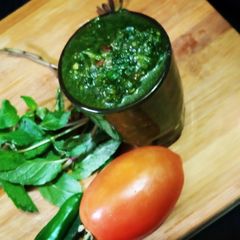 A picture of Mint chutney/ green chutney.