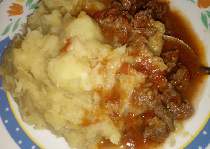 Mashed bananas with beef stew