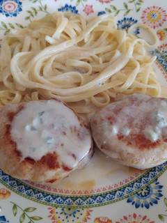 Una foto de Solomillo de cerdo con salsa de gorgonzola y tallarines