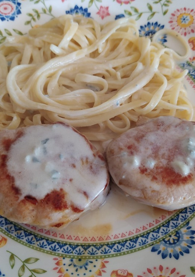 Una foto de Solomillo de cerdo con salsa de gorgonzola y tallarines