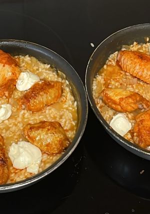 Una foto de Arroz meloso con alitas y alioli