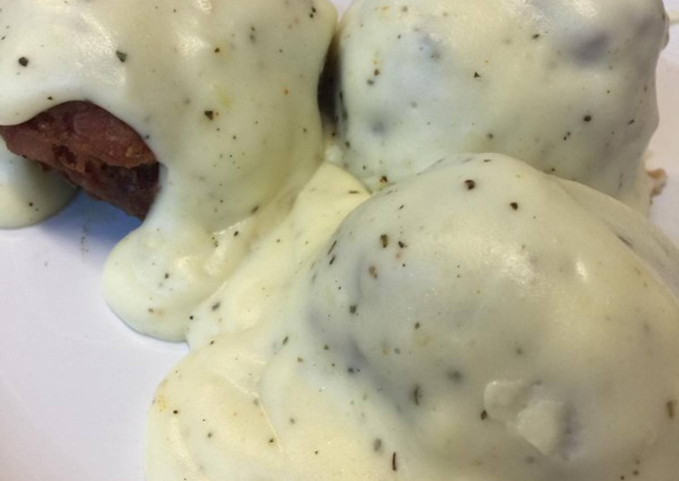 Albóndigas de carne con salsa bechamel
