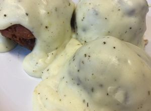 Una foto de Albóndigas de carne con salsa bechamel
