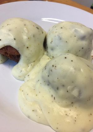 Una foto de Albóndigas de carne con salsa bechamel