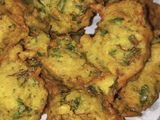 Buñuelos de arroz, lechuga y zanahorias