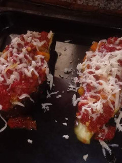 Una foto de Berenjena rellena con vegetales, salsa de tomate y queso muzarella