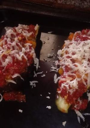 Una foto de Berenjena rellena con vegetales, salsa de tomate y queso muzarella