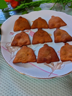 गुड की मठरी(gud ki mathri recipe in hindi) रेसिपी मुख्य फोटो