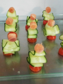 Una foto de Pino de pepino. cherry y salmón