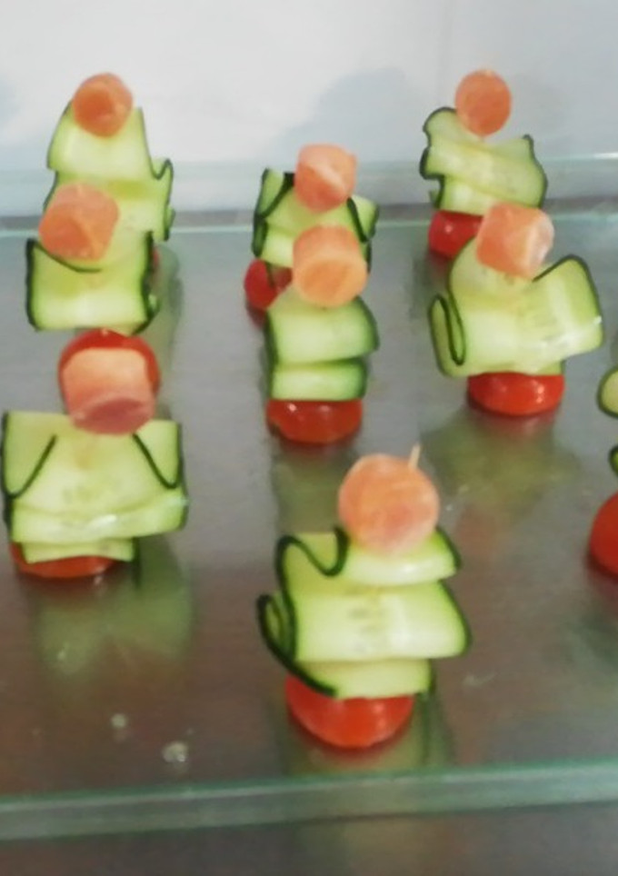 Una foto de Pino de pepino. cherry y salmón