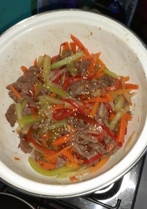 Una foto de Lomito con verduras 🥩 🫑🥕🧅