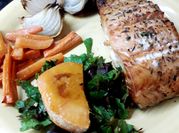 Una foto de kale salmón