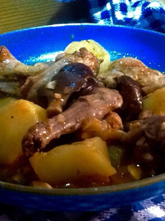Una foto de Patatas con conejo y setas