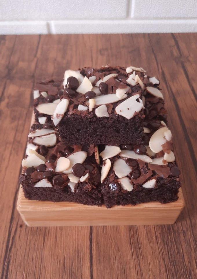 Foto resep Fudgy Brownies Choco Almond (Tips Agar Shiny Crush Keluar)