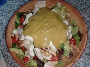 Una foto de ensalada de brotes y espinaca