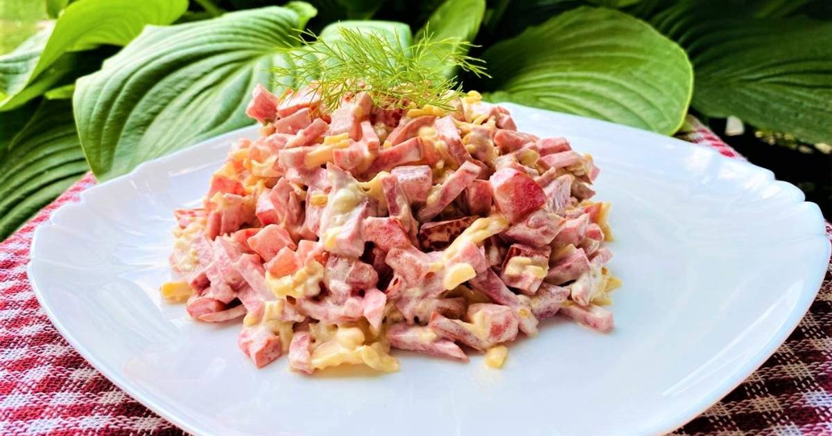 Как приготовить салат с копченой колбасой и кукурузой