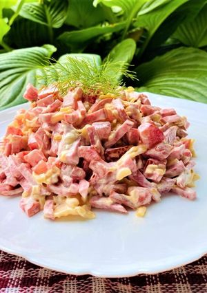 Фото Салат с копченой колбасой, помидорами и сыром.