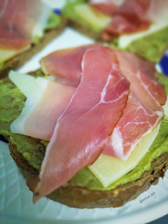 Una foto de Tostada de guacamole con queso tostado y jamón ahumado