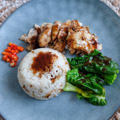 A picture of Hainanese Chicken Rice.