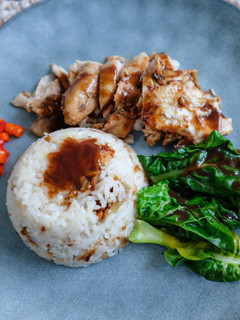 A picture of Hainanese Chicken Rice.