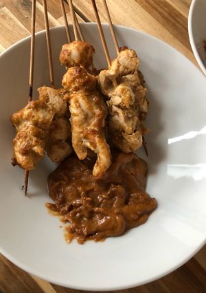 A picture of Chicken satay.