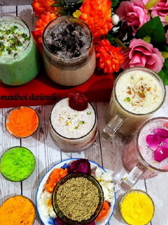 फ्लेवर्ड ठंडाई (flavored thanday recipe in Hindi) रेसिपी मुख्य फोटो