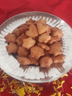 मीठी मठरी (meethi mathri recipe in Hindi) रेसिपी मुख्य फोटो