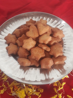 मीठी मठरी (meethi mathri recipe in Hindi) रेसिपी मुख्य फोटो