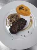 Entrecôte Asado con Crema de Hongos y Puré de Calabaza