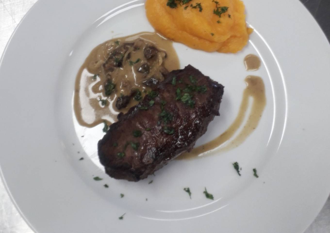 Entrecôte Asado con Crema de Hongos y Puré de Calabaza