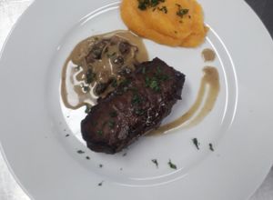 Una foto de Entrecôte Asado con Crema de Hongos y Puré de Calabaza