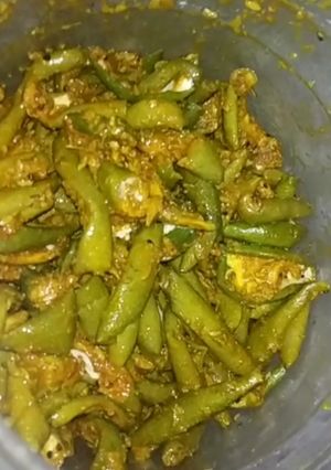 A picture of Dry mango pickles.