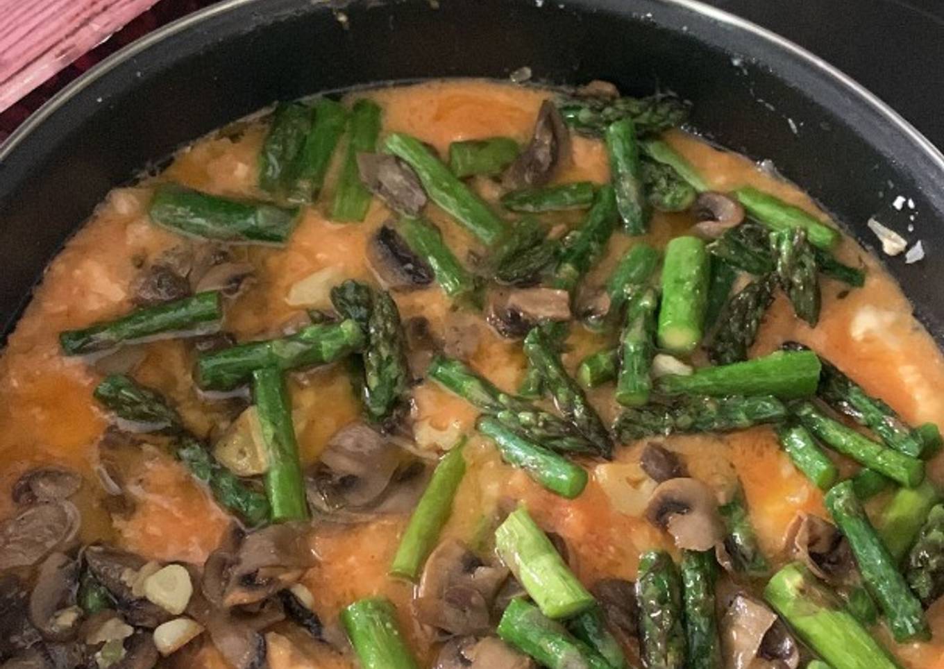 Rape en salsa con verduras, brandy y azafrán