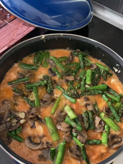 Una foto de Rape en salsa con verduras, brandy y azafrán