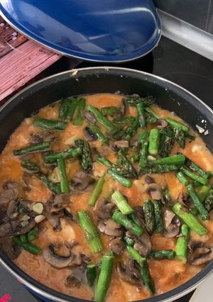 Una foto de Rape en salsa con verduras, brandy y azafrán