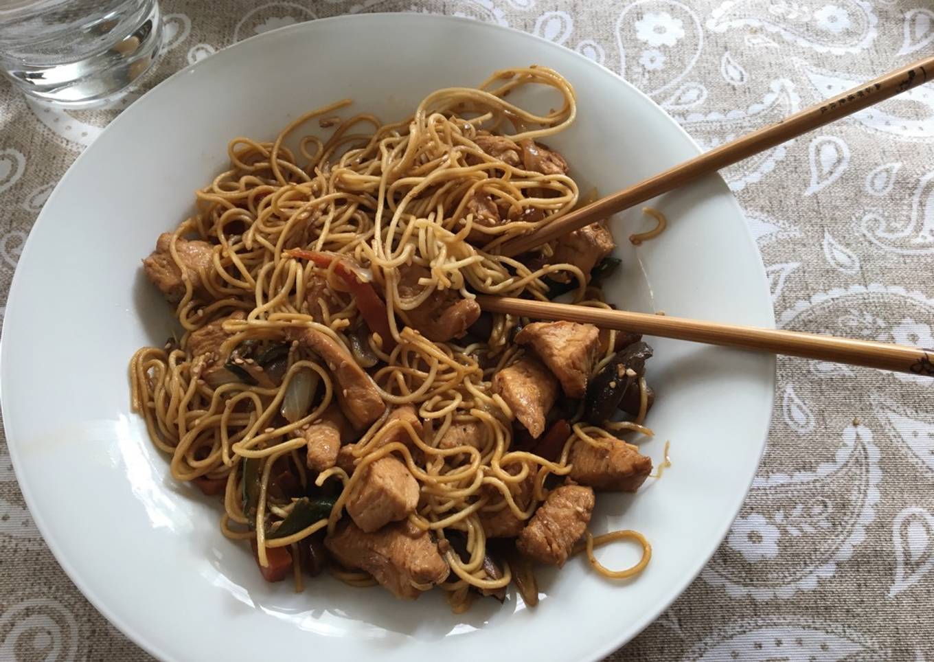 Noodles con pollo y verduras