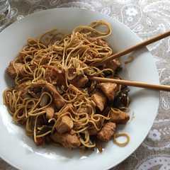 Una foto de Noodles con pollo y verduras