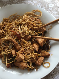 Una foto de Noodles con pollo y verduras