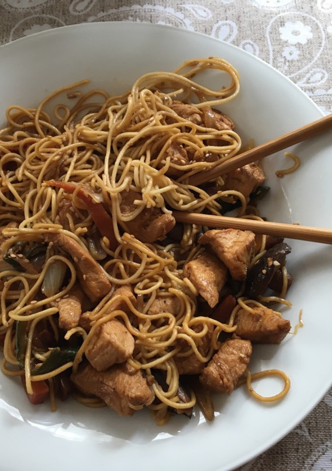 Una foto de Noodles con pollo y verduras