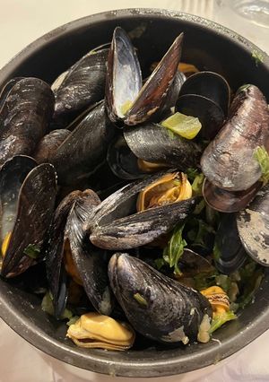 A picture of Steamed Mussels with Lemongrass.